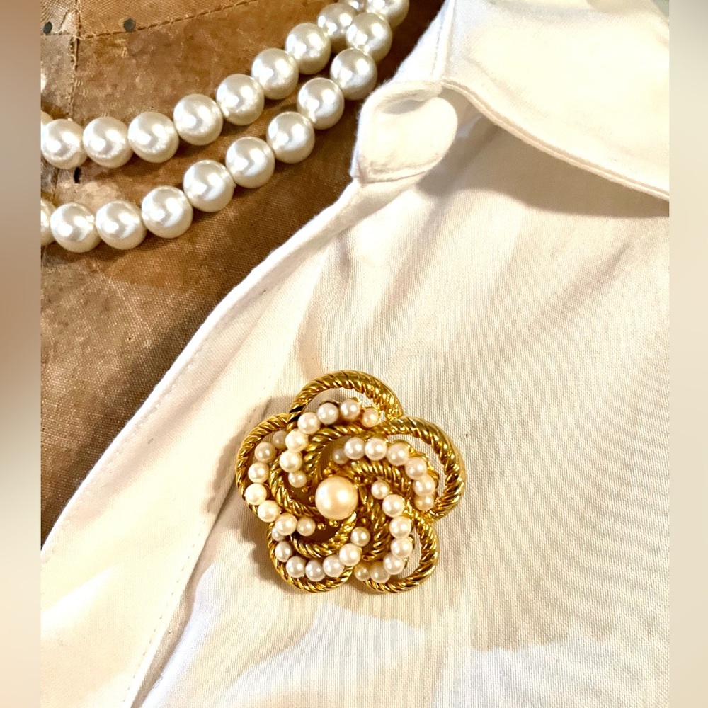 M. Jent Vintage Brooch Shiny Gold and Pearls